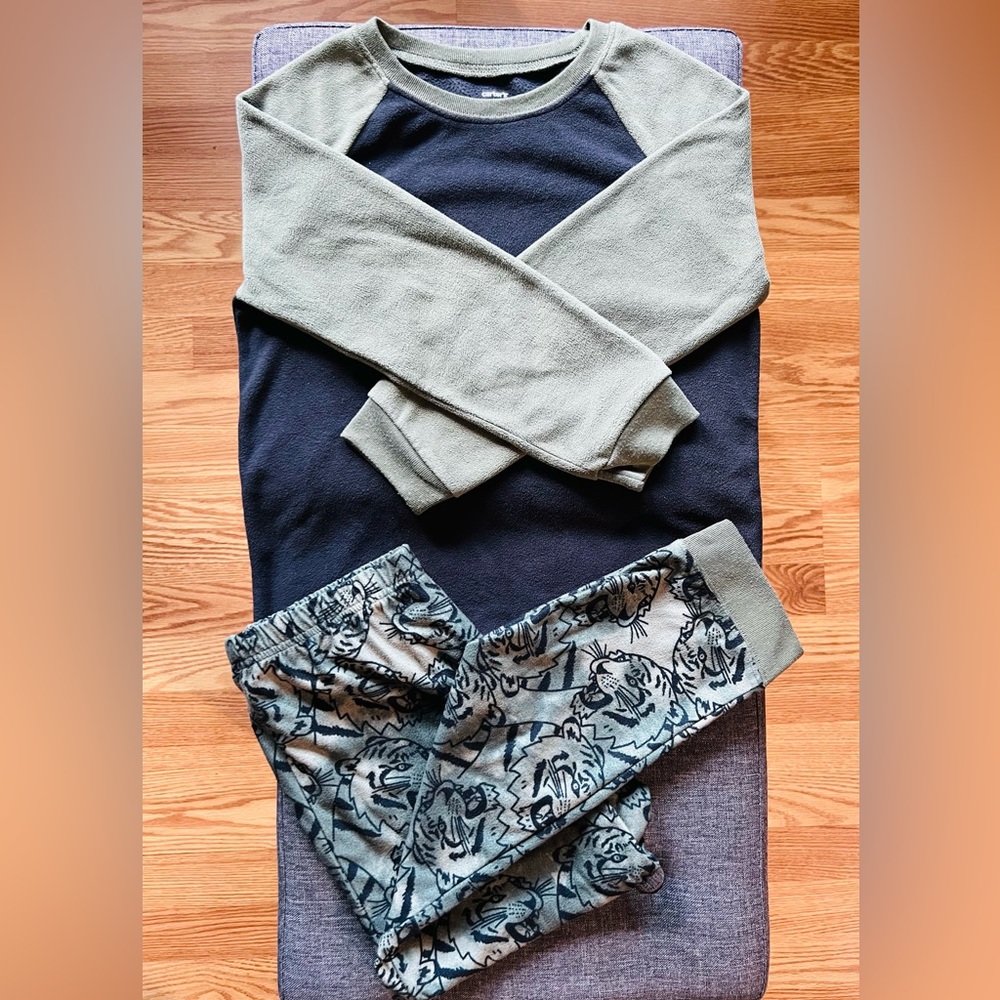 EUC-Carter’s lounge/sleepwear-(Boys) size 8